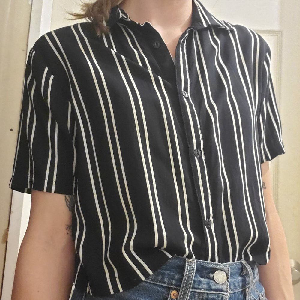 Black & white button-down crop top